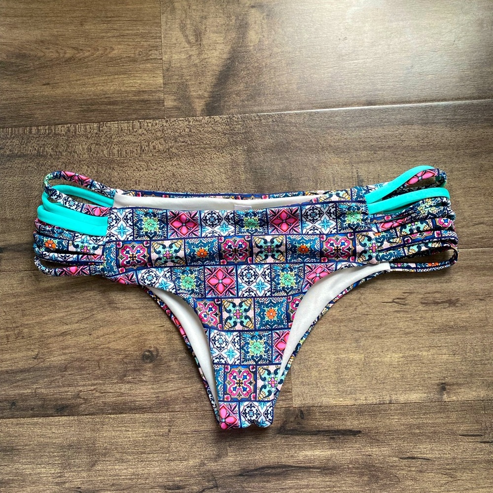 MACADAMIA (Colombian) bottom with Spanish style print, Slices at the hip.